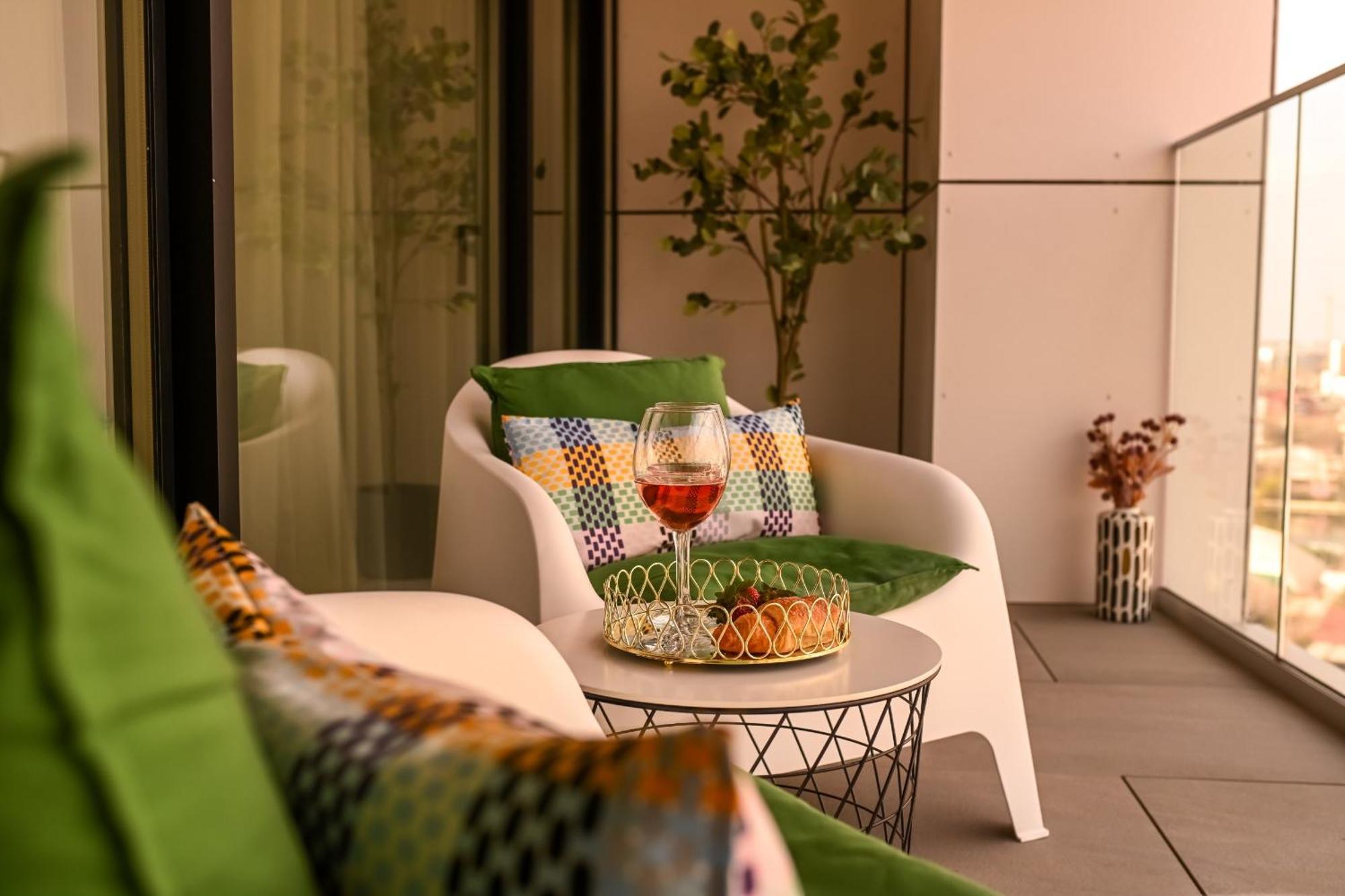 One Verdi Park Exclusive Apartments - Panoramic View & Private Parking Bukarest Rum bild