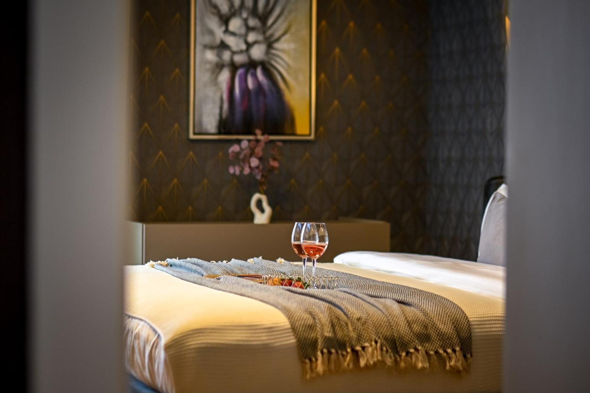One Verdi Park Exclusive Apartments - Panoramic View & Private Parking Bukarest Rum bild