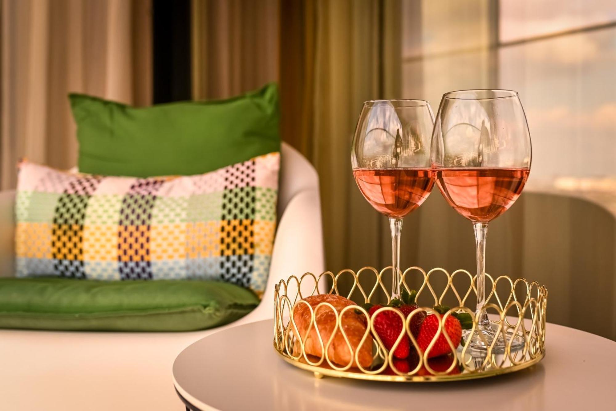One Verdi Park Exclusive Apartments - Panoramic View & Private Parking Bukarest Rum bild