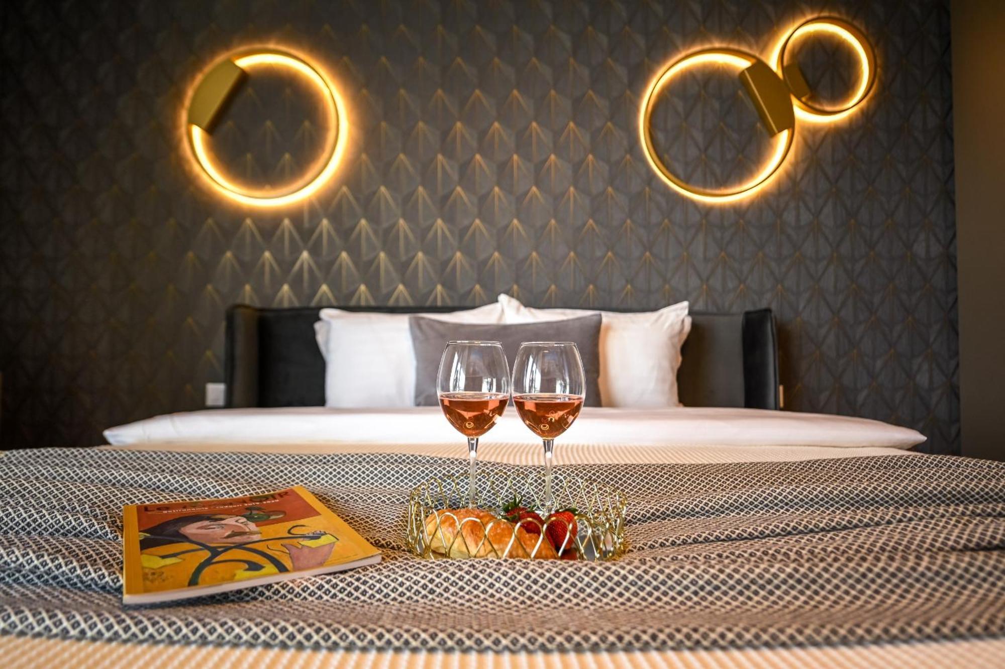 One Verdi Park Exclusive Apartments - Panoramic View & Private Parking Bukarest Rum bild
