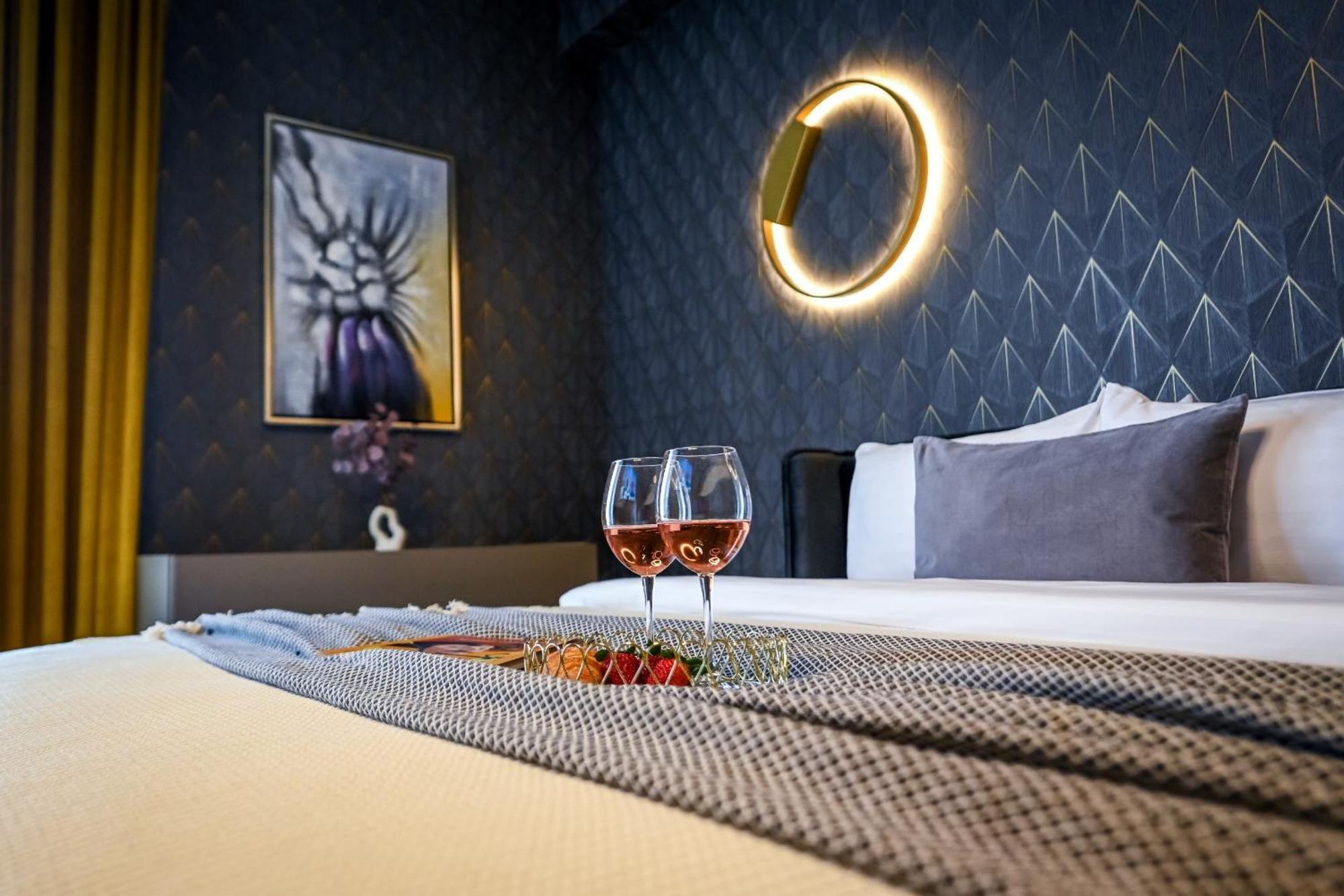 One Verdi Park Exclusive Apartments - Panoramic View & Private Parking Bukarest Rum bild